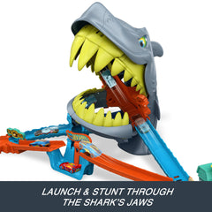 Hot Wheels City Shark Chomp Beach Playset & 1:64 Scale Die-Cast Toy Car, Big Win Moment