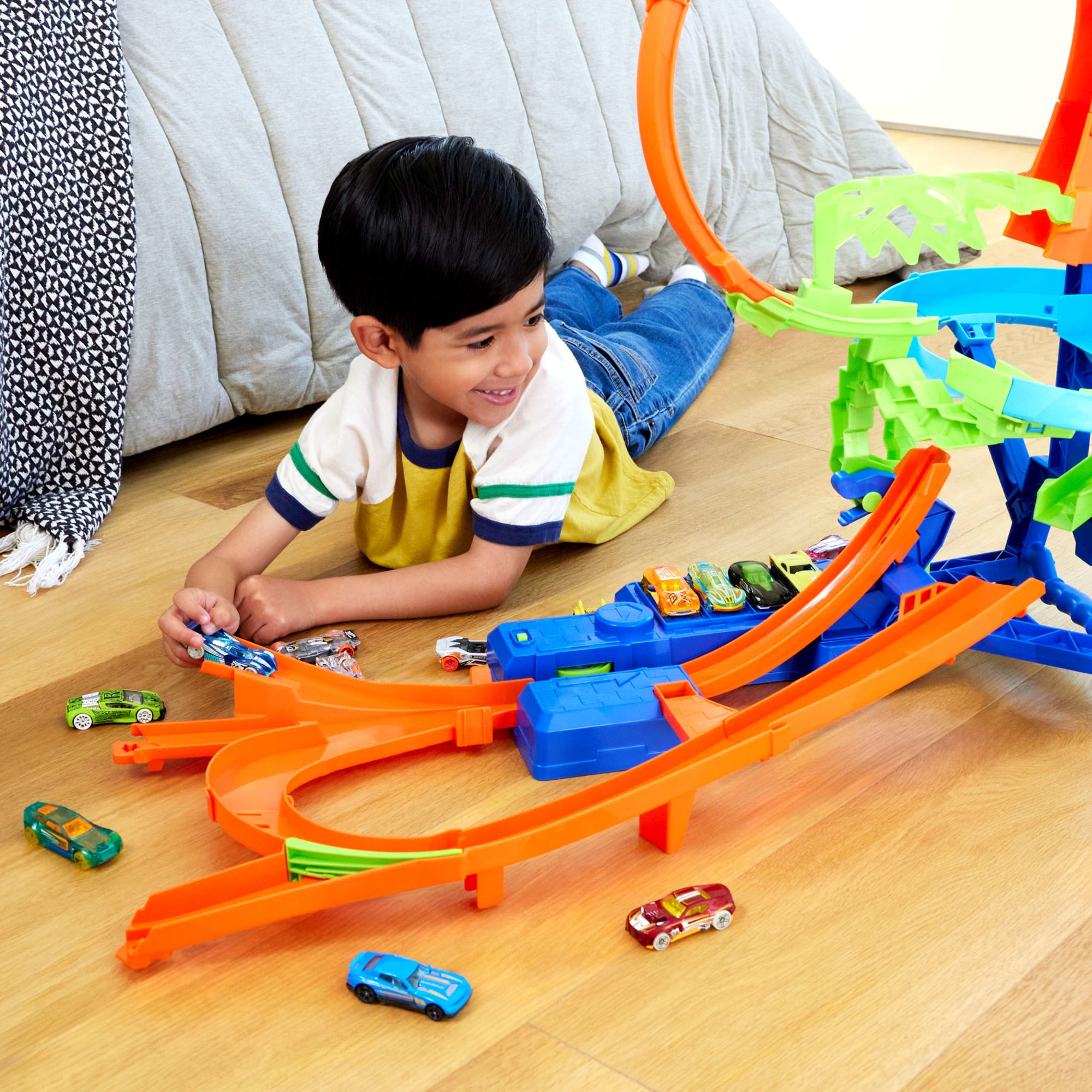 Hot Wheels Stunt Tracks Mid-AIr Crash Playset With 1:64 Scale Die-Cast Toy Car & Motorized Booster