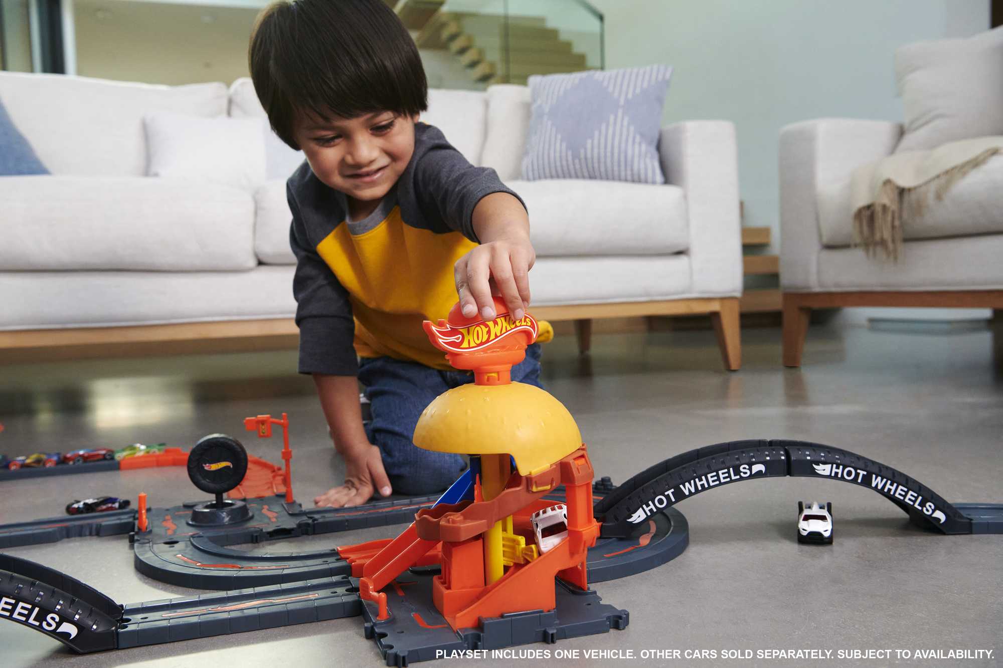 Hot Wheels City Burger Drive-Thru Playset, With 1 Toy Car